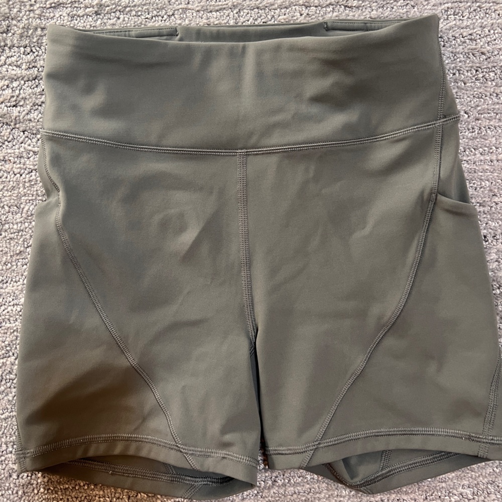 Lululemon Shorts Size 4 with pockets
